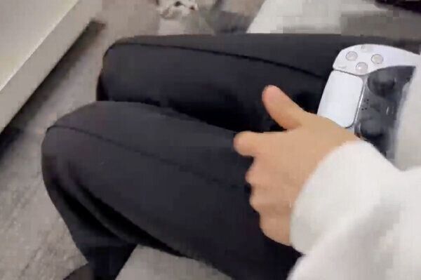 飼い主さんの指をしゃぶりたいととまるくん