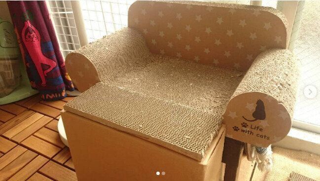 ソファ型の手作りダンボールベッド