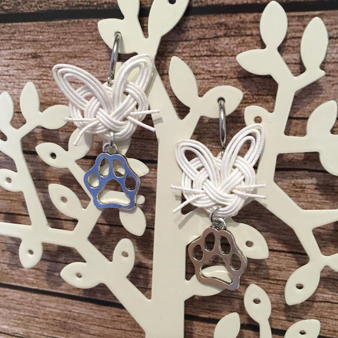 水引で猫を描いたイヤリング