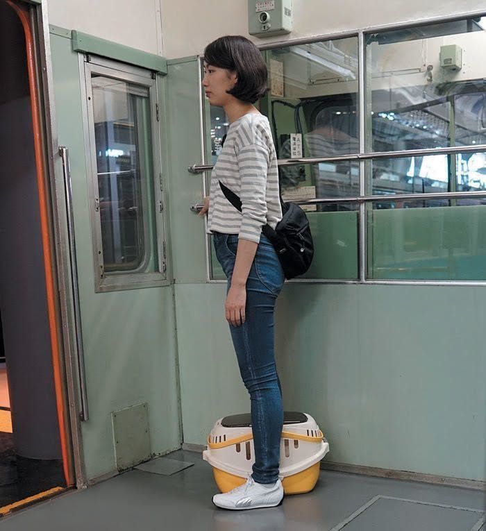 立つときは足で固定