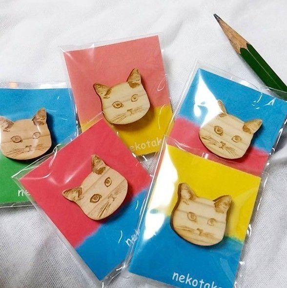 木製の小さな猫バッジ