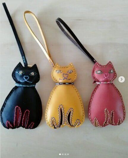 レザーで仕立てられた猫チャーム
