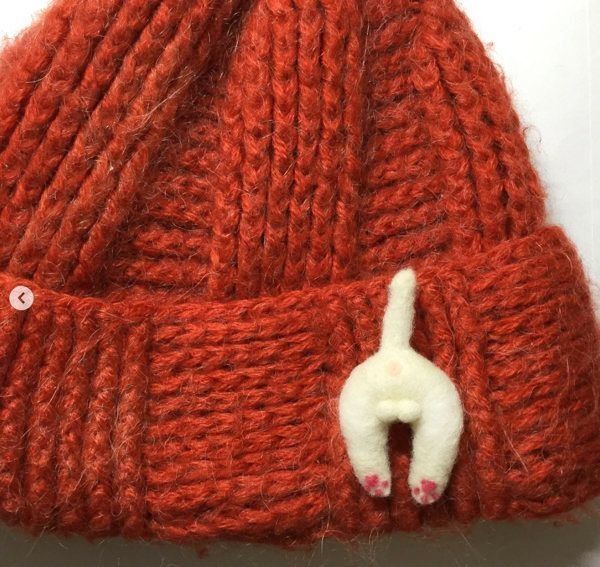 『pim-pom』の「ねこケツブローチ」