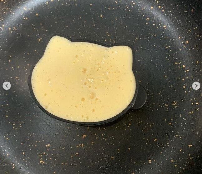 「かんたん厚めのパンケーキモールド　ねこ型」を使用している様子