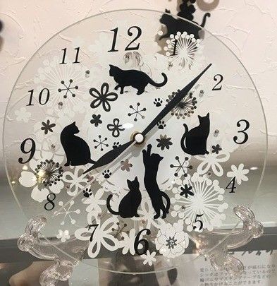 ガラスの文字盤の猫時計