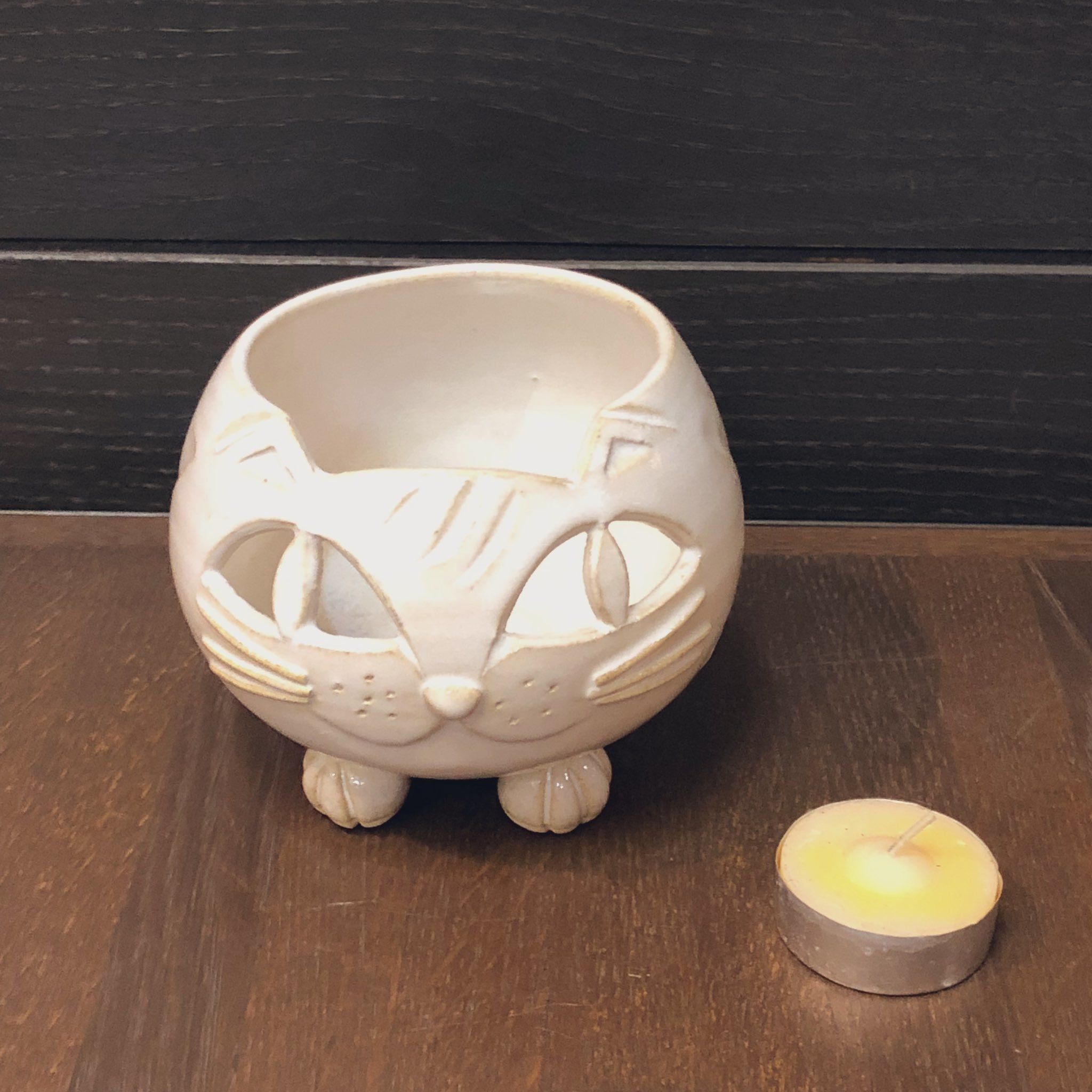 目から光が…！？キャンドルポット