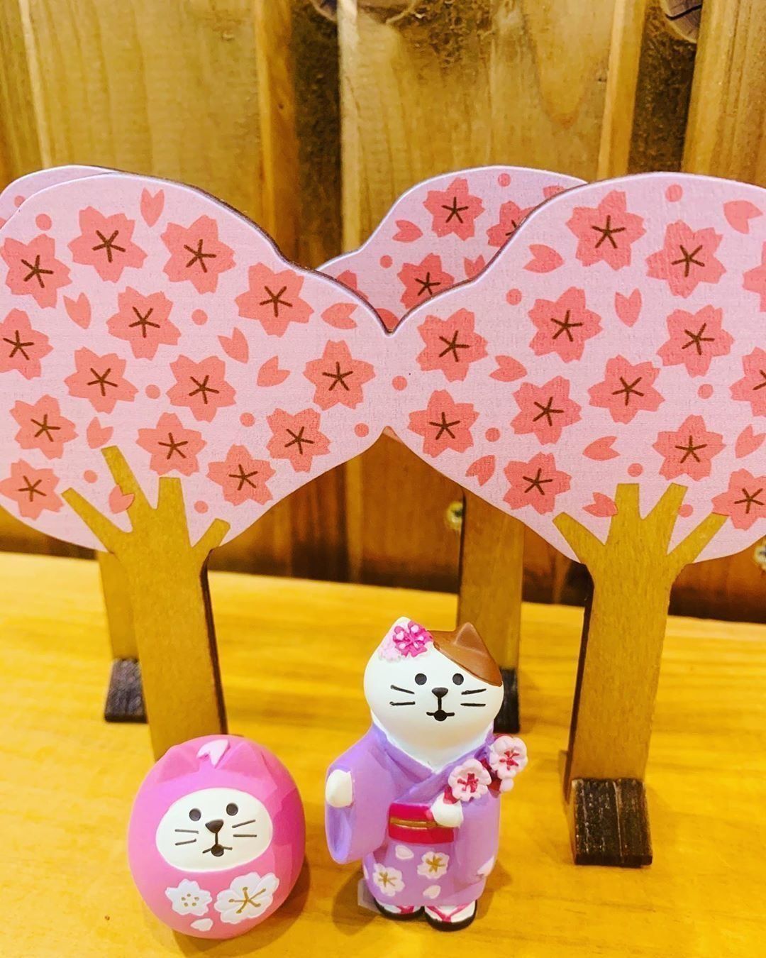 お花見をしている猫の置物