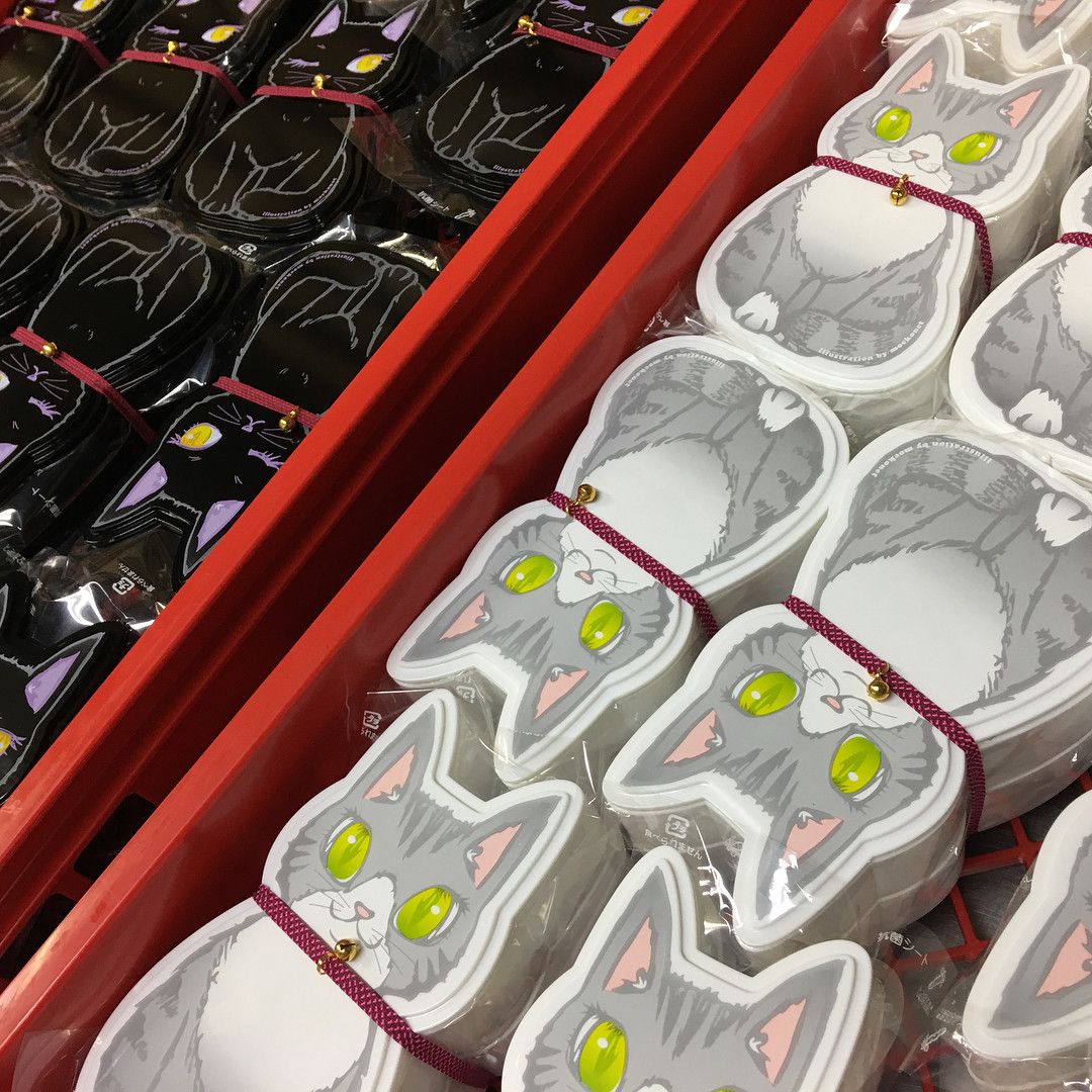 お弁当箱は首輪付き