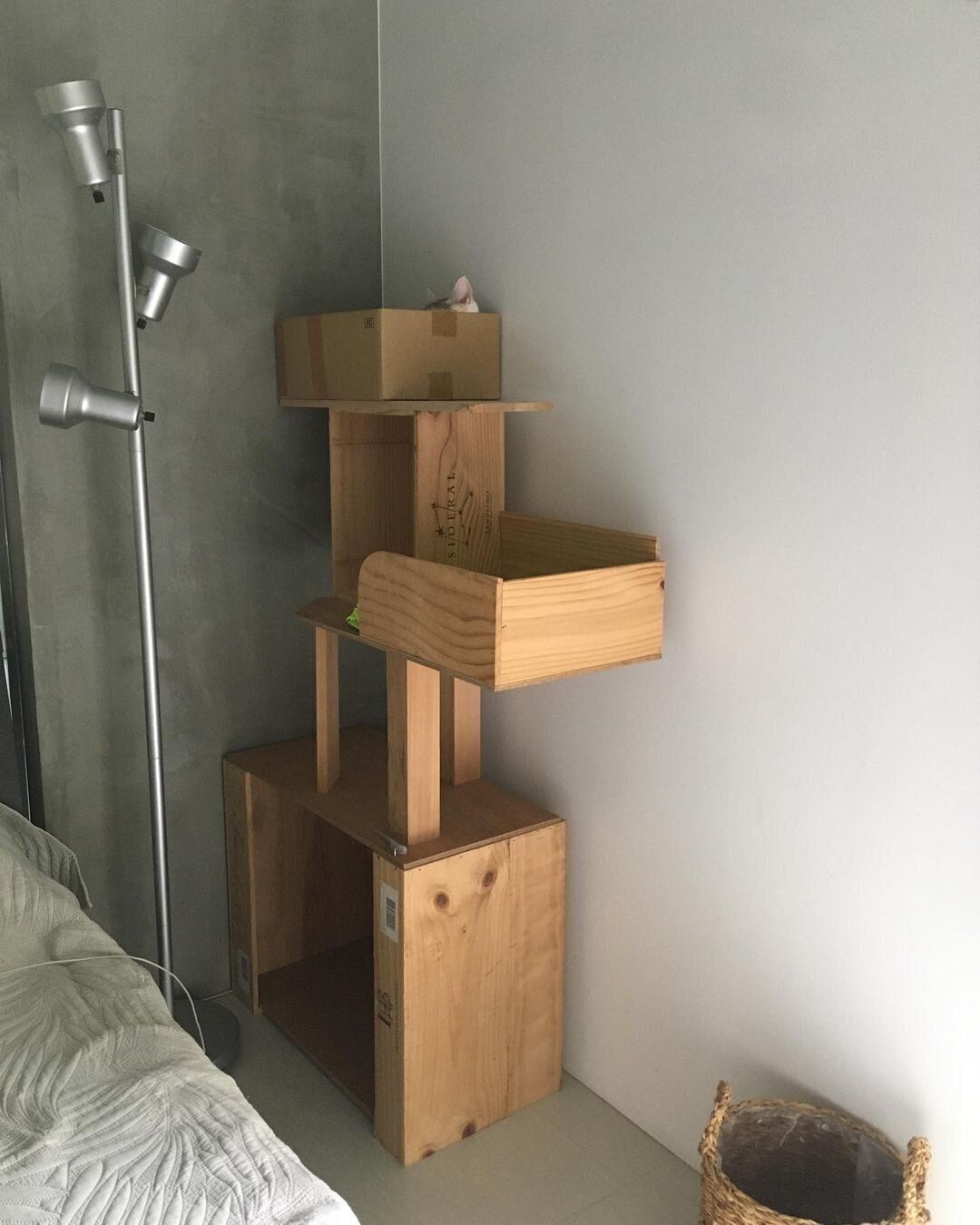 ワイン箱を活用した猫タワー