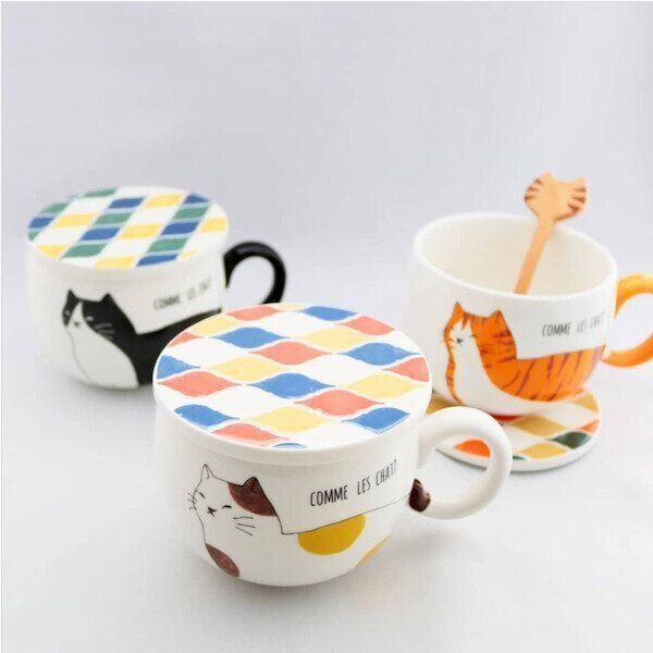 「カラフルな蓋付きのマグカップ」