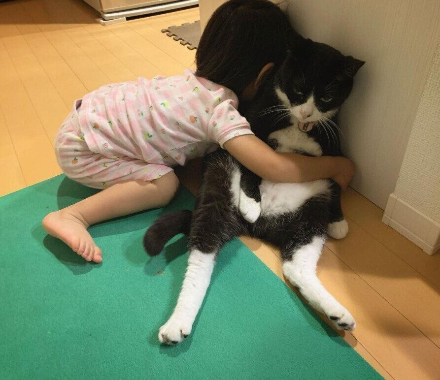 クロリーニョを抱きしめるお豆ちゃん