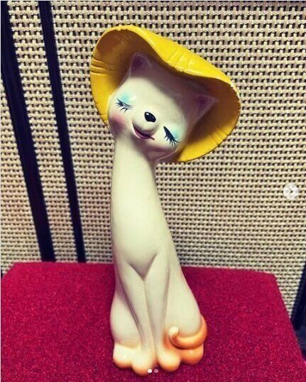 帽子を被った猫の置物