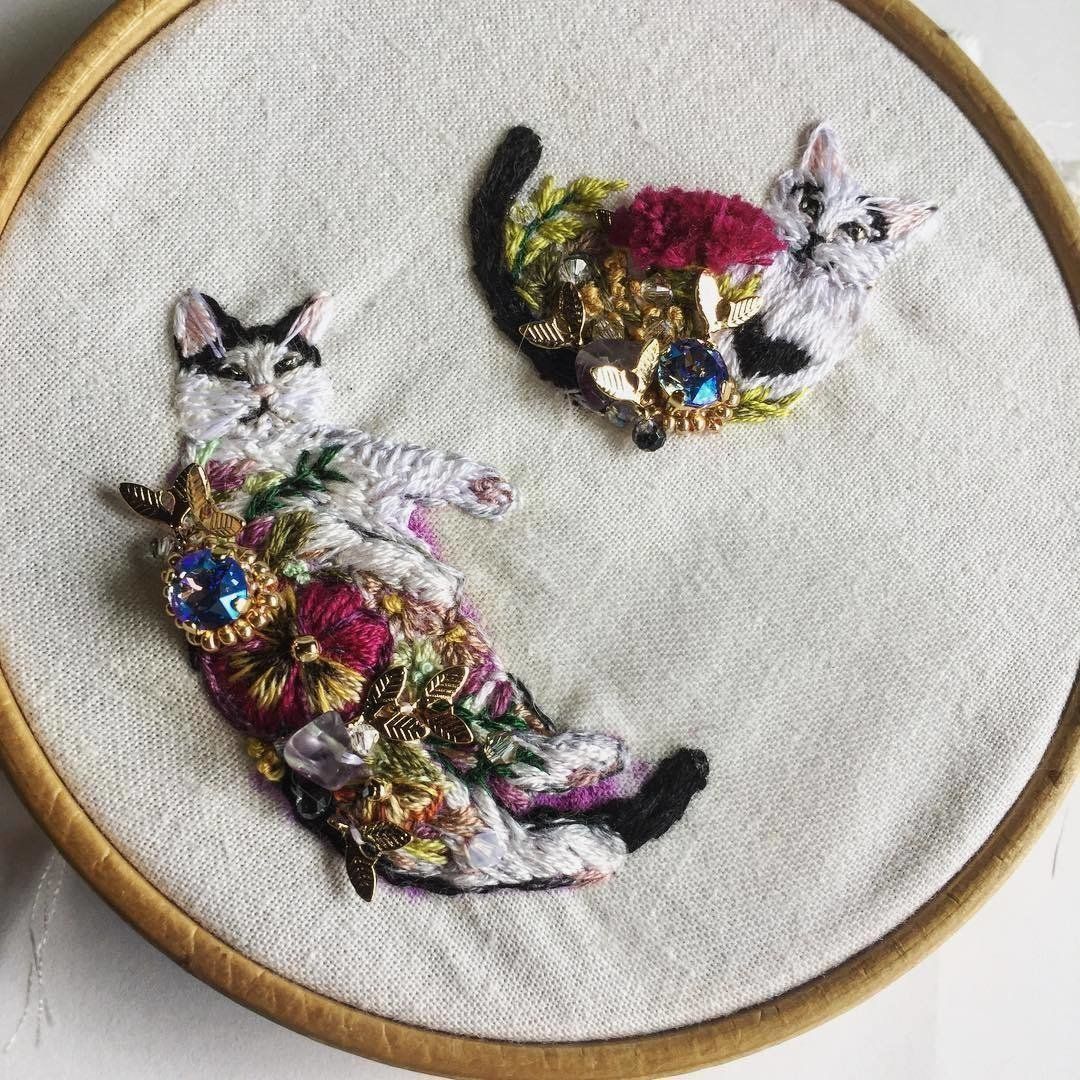 寝そべる猫の刺繍