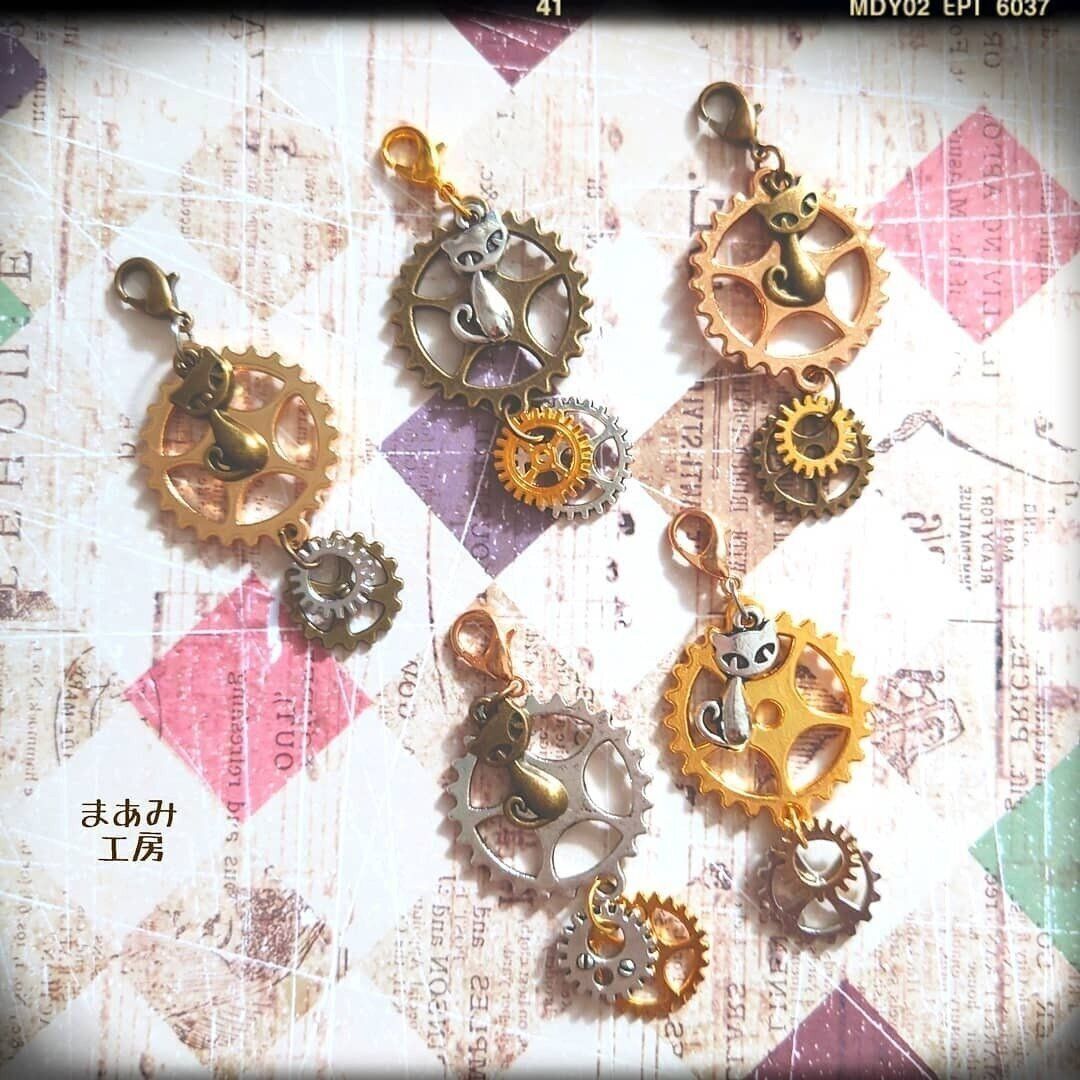 猫と歯車モチーフのマスクチャーム