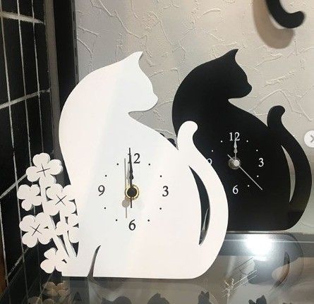 モノトーンの猫時計