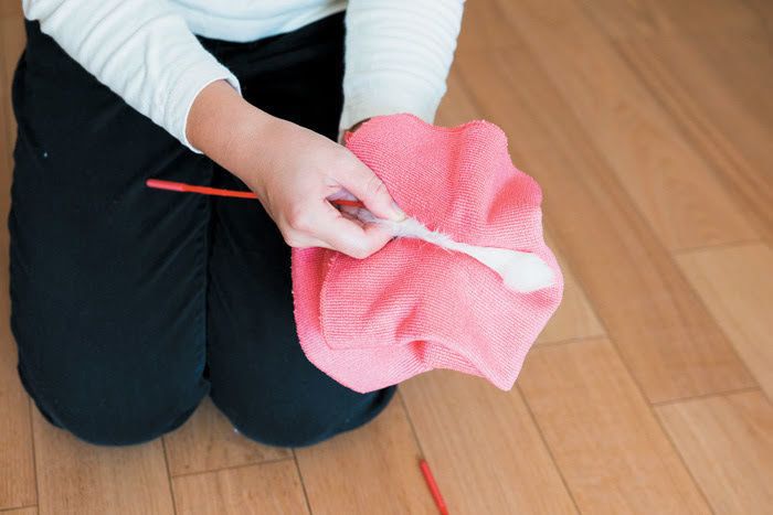 おもちゃを拭く