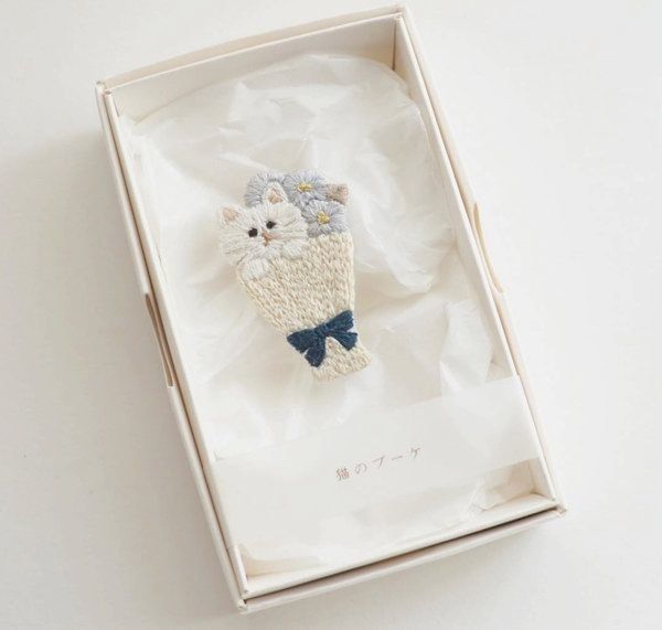 「neko to cotori -ネコとコトリ-」の猫の刺繍作品