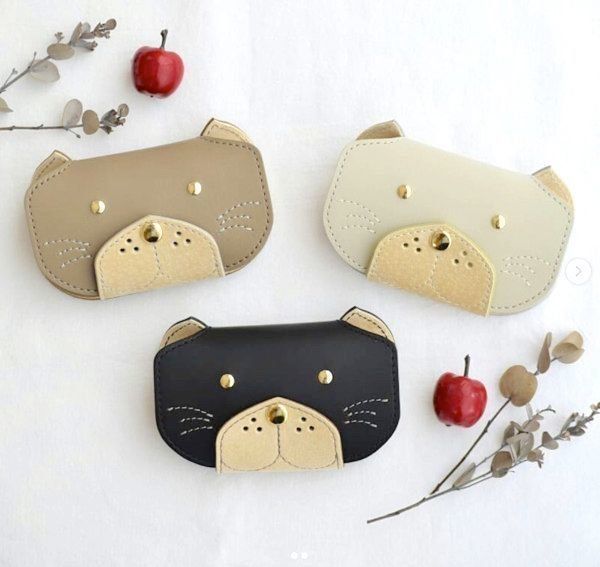 猫モチーフの革小物