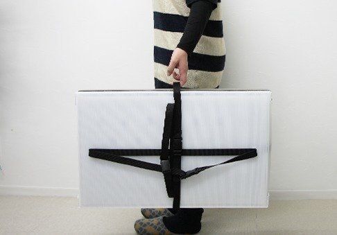 片手で「いっしょに避にゃん」を持つ女性