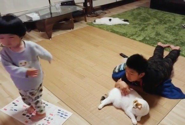 奥でぐでるライくんと、くつろぐ家族