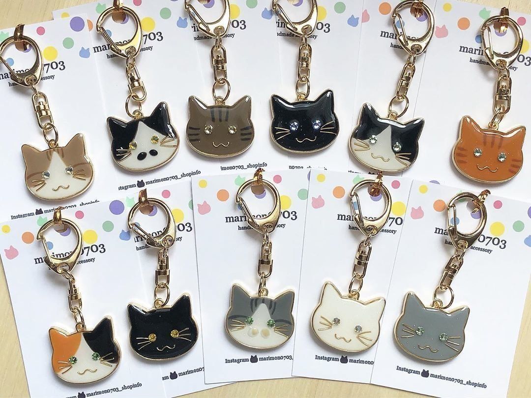 レジンで作られた猫のキーホルダー