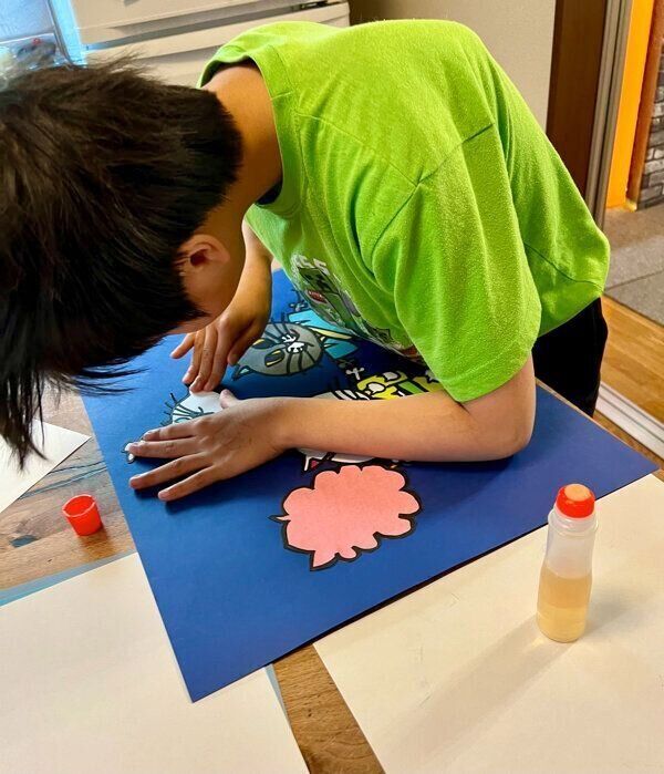 切り絵アートをする息子さん