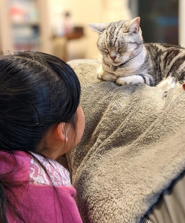 見つめ合うベルちゃんと娘さん