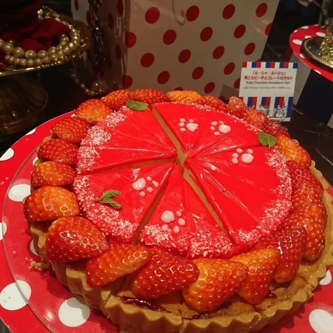 猫の足跡がついたケーキ