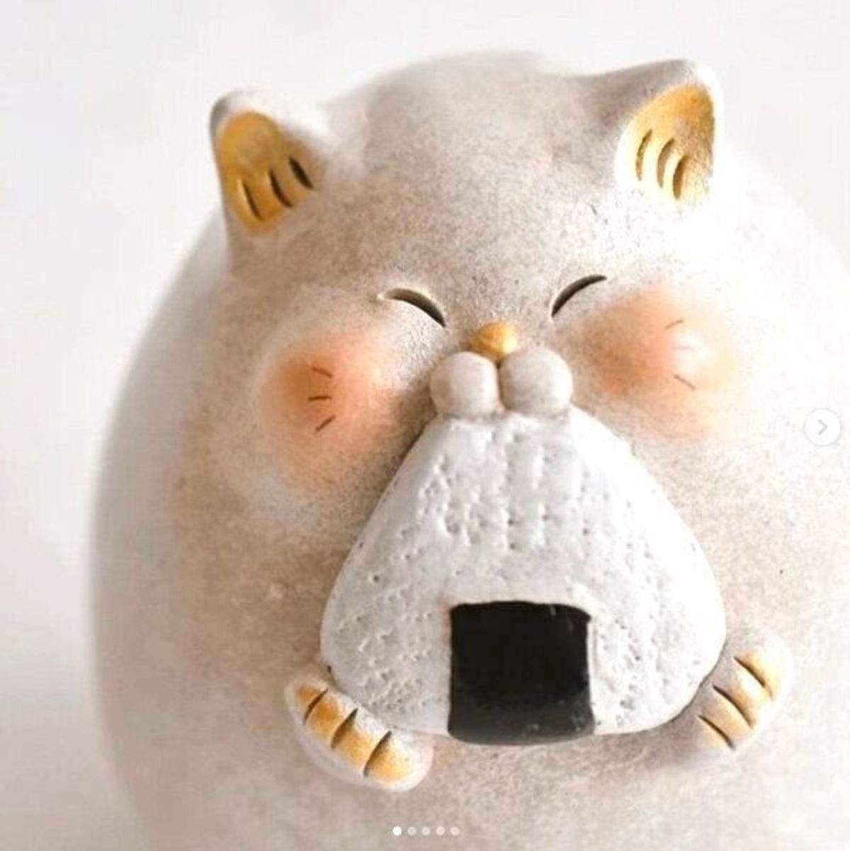 幸せそうに笑う猫につられて 笑顔になってもらえたら 亡き愛猫の闘病の経験から生まれた猫の陶器作品 ねこのきもちweb Magazine 幸せそうに笑う猫につられて 笑顔になってもらえたら 亡き愛猫の闘病の経験から生まれた猫の陶器作品 ねこのきもちweb Magazine