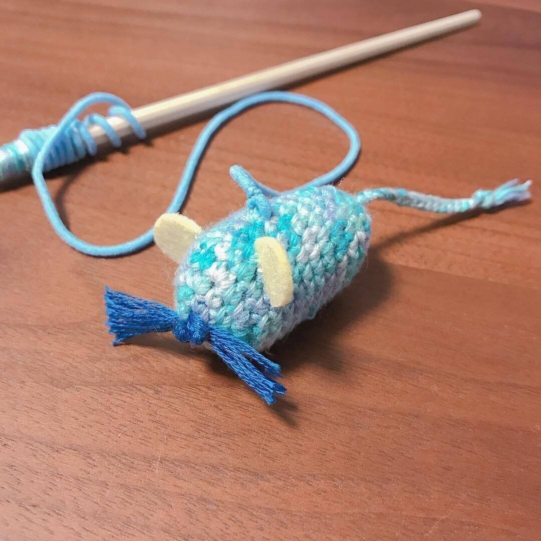 毛糸のねずみのおもちゃ