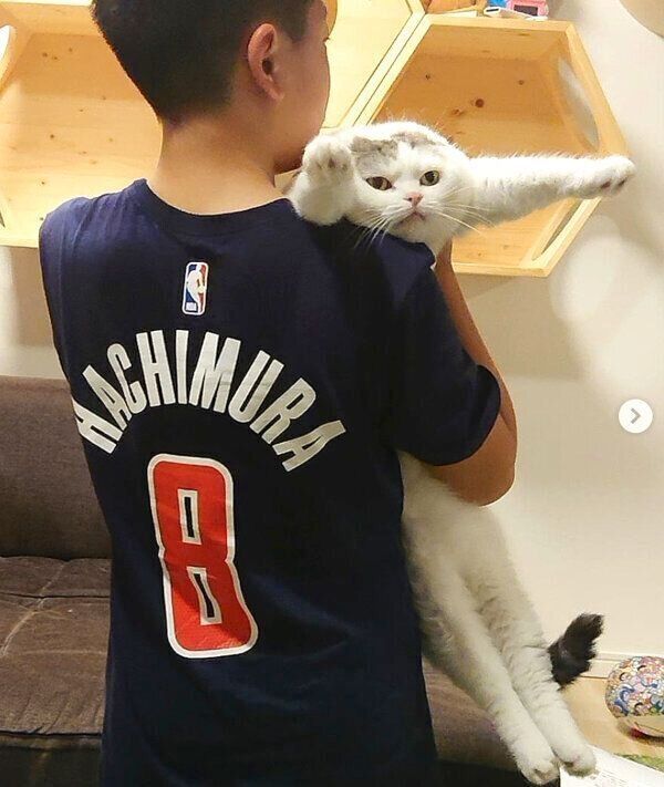 長男くんに抱っこされるライくん