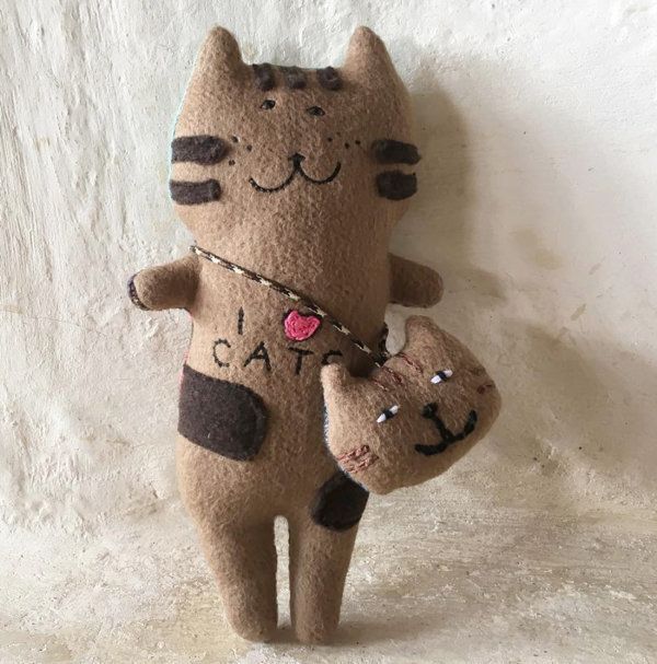 かわいい猫のぬいぐるみ