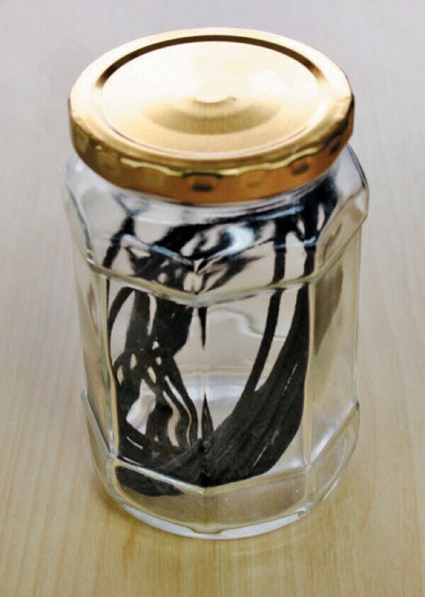 紐を瓶の中にしまう