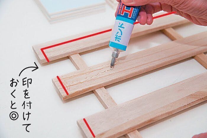 すのこにボンドをぬる