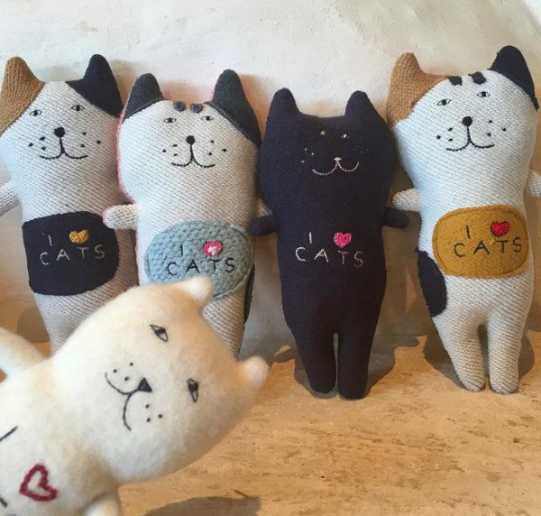 かわいい猫のぬいぐるみ