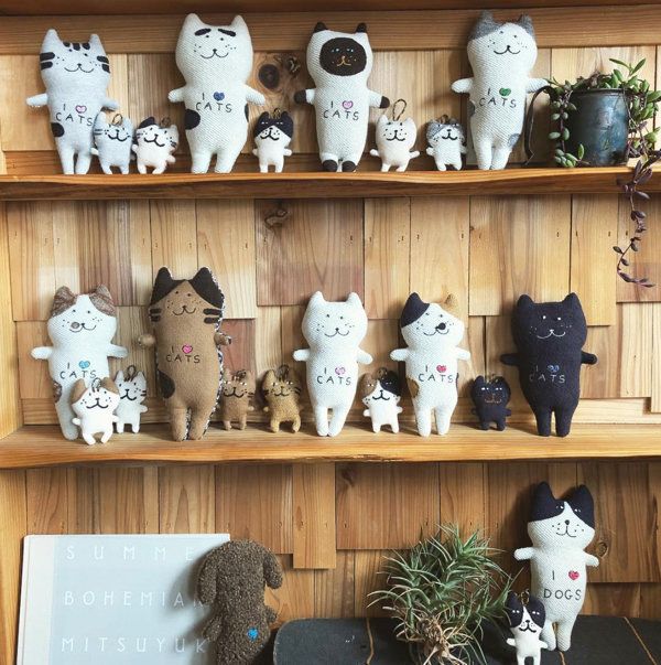 かわいい犬と猫のぬいぐるみ