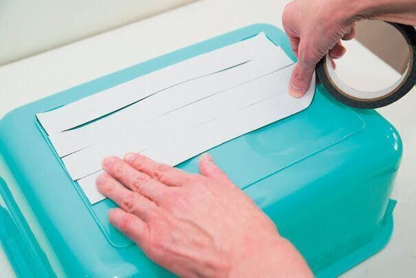 桶の裏にテープを貼る