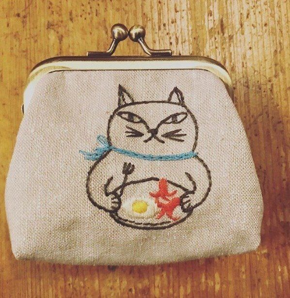 朝ごはんを食べる猫