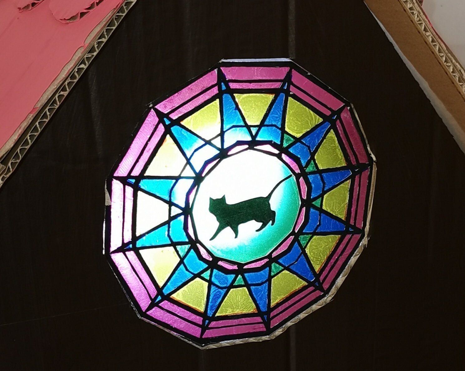 猫モチーフのステンドグラス
