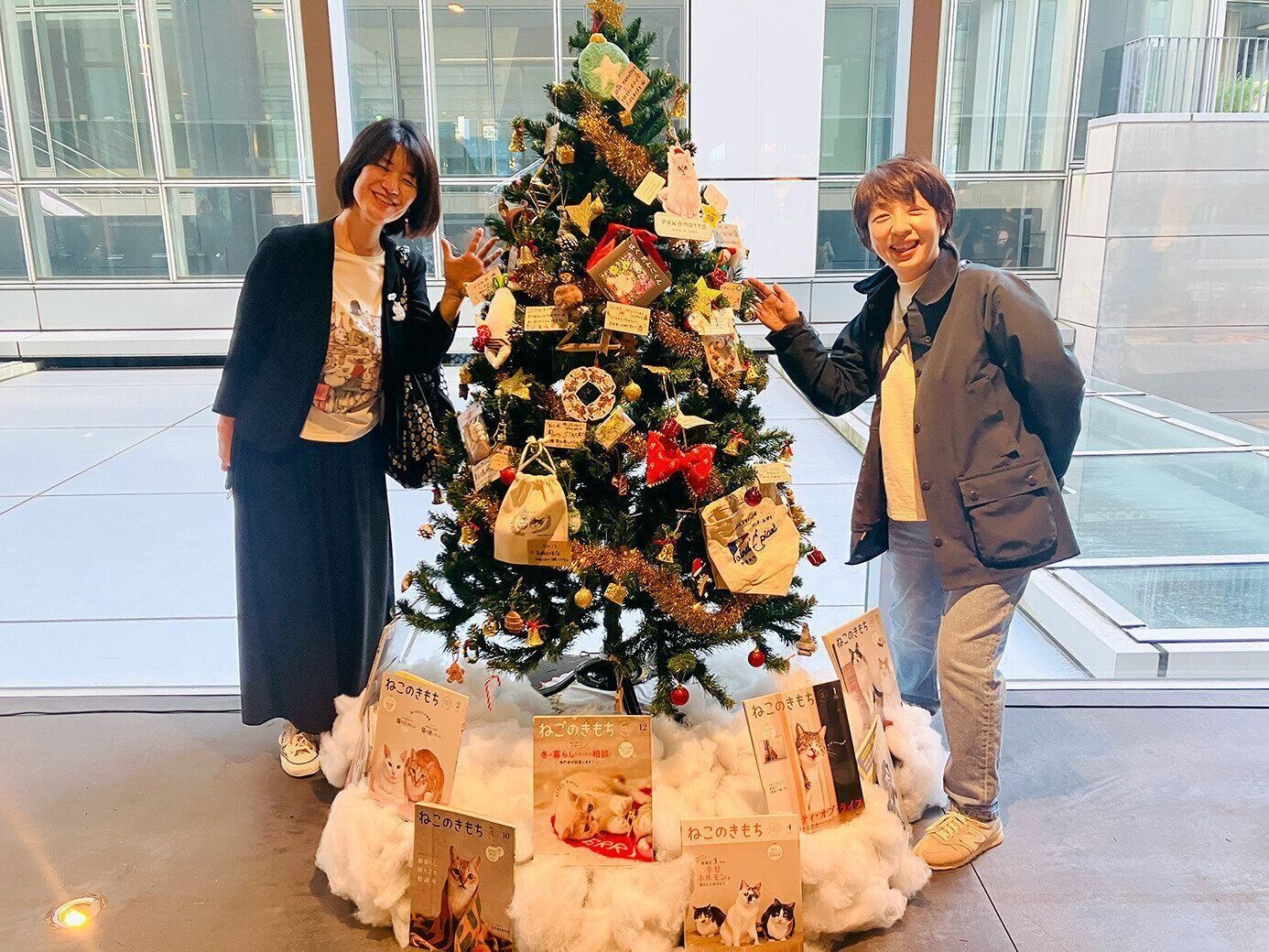 写真左から『ねこのきもち』の真辺編集長、カメラマン石原さくらさん。石原さんはカメラマンだけでなく、ご自身のキャッテリーや猫カフェなど、猫にかかわる様々な活動に積極的に取り組まれています。近著『那須・長楽寺の招きねこ』も発売中で、長楽寺で過ごす猫たちの幸せそうな様子に癒されます。