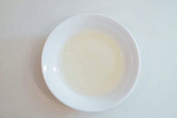 透明に近い黄色のオシッコ