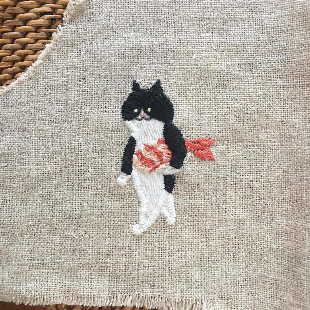エビを抱えた猫の刺繍