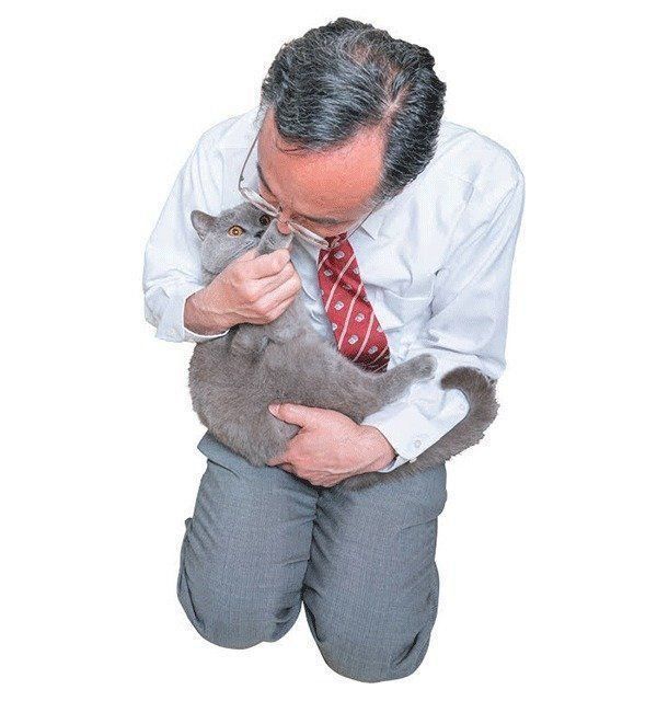 肉球のニオイを嗅ぐ石川先生