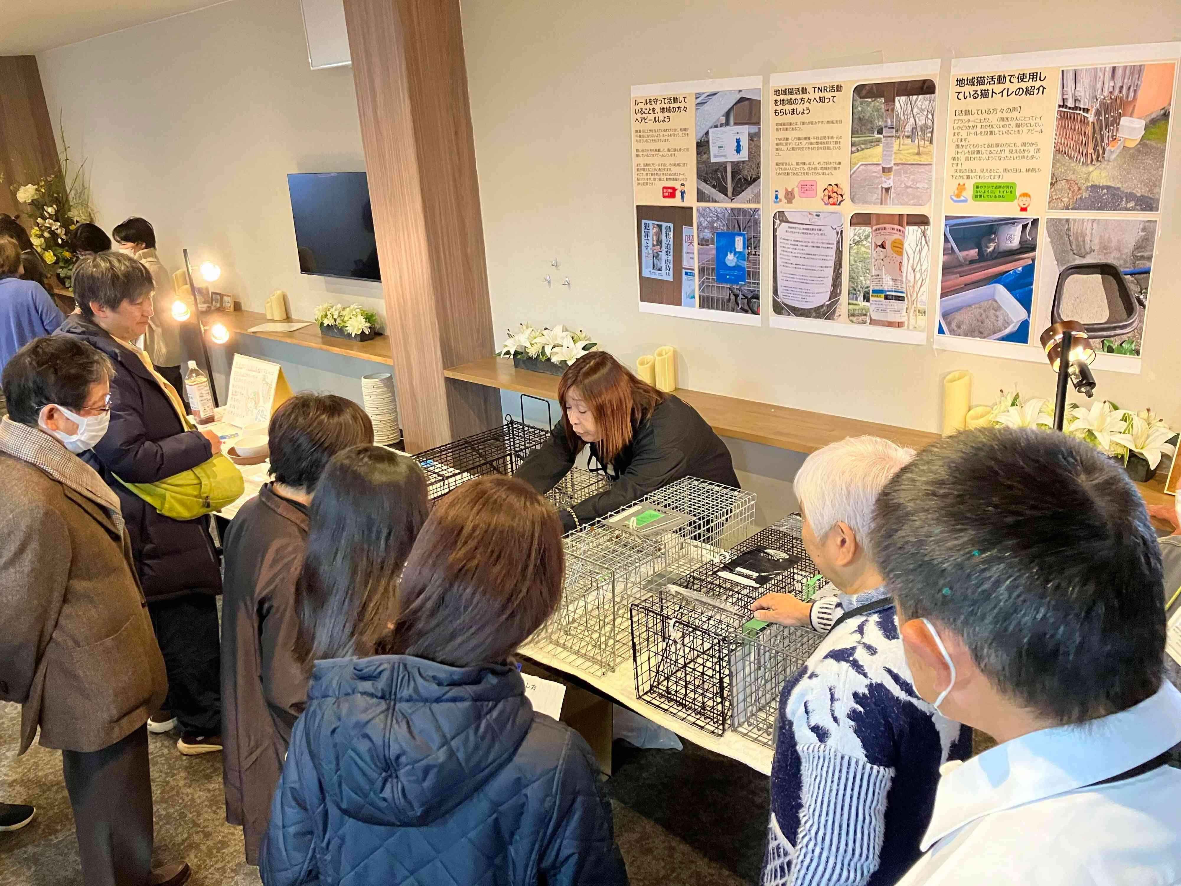 2025年に開催した「ねこ未来会議」の開催風景。テーマは「飼い主のいない猫」で、会場では捕獲器の使い方を説明した