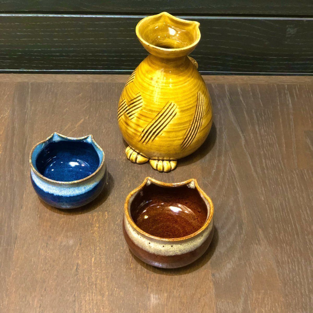 ネコモチーフの徳利とぐい呑み