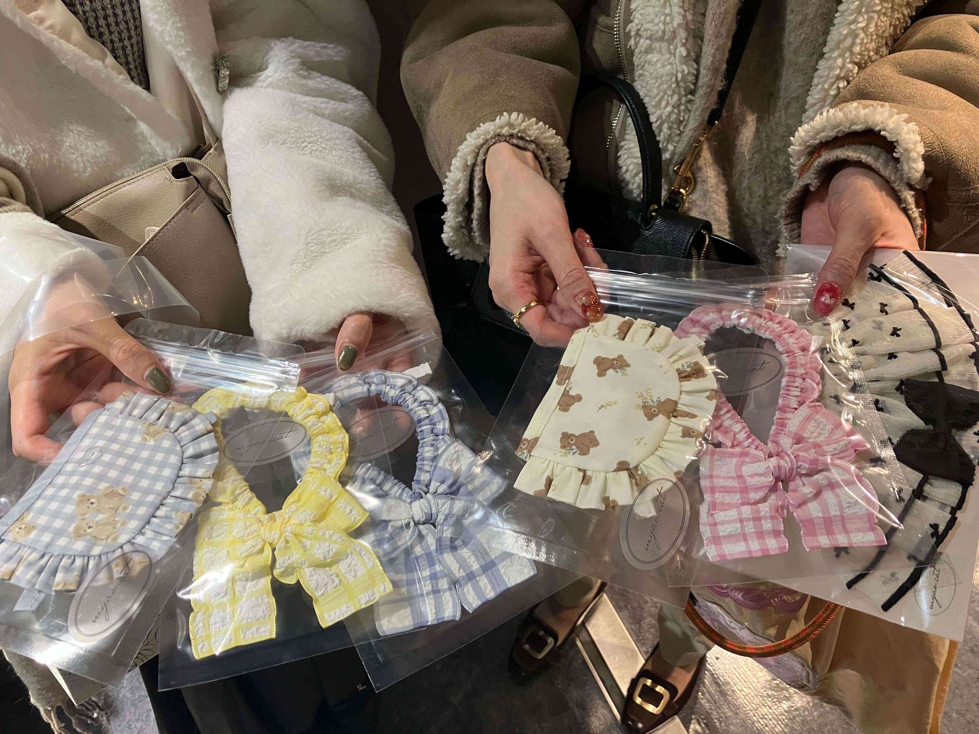 お目当てのお店でゲットした戦利品を見せてもらいました！「myao.cat」さんの猫スタイは、猫に負担の少ない素材を選んで、丁寧に仕立てられたもの。とってもかわいいですね。