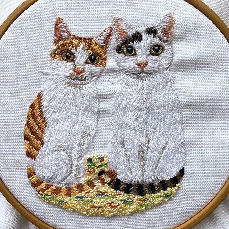 二匹の猫のブローチ