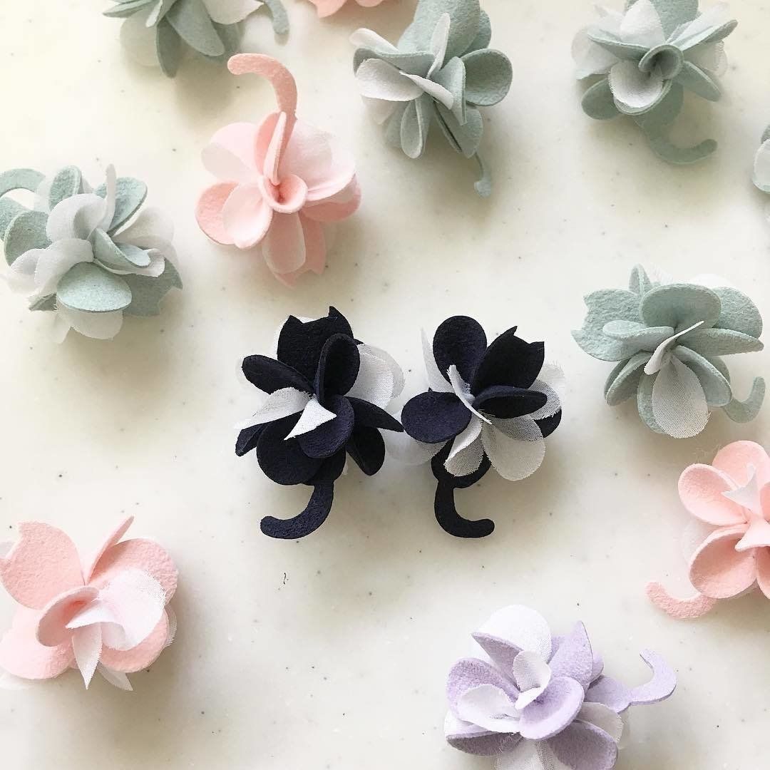 隠れ猫フラワーピアス