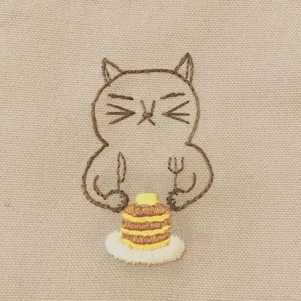 ホットケーキを食べる猫