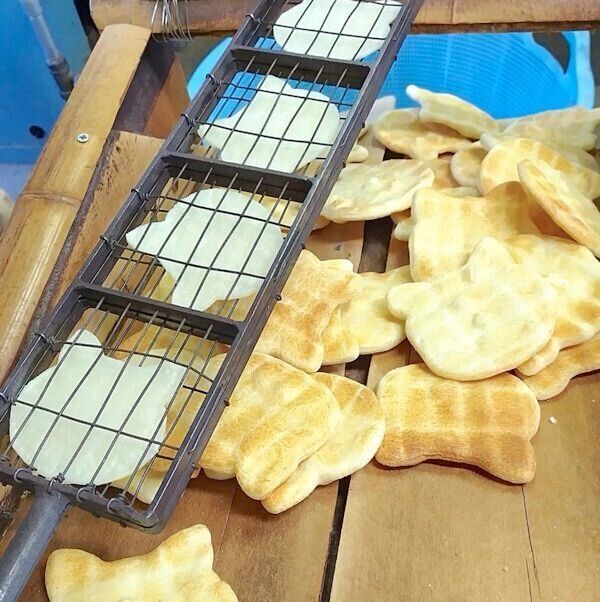 老舗のせんべい店「みなとや」の「にゃんべい」